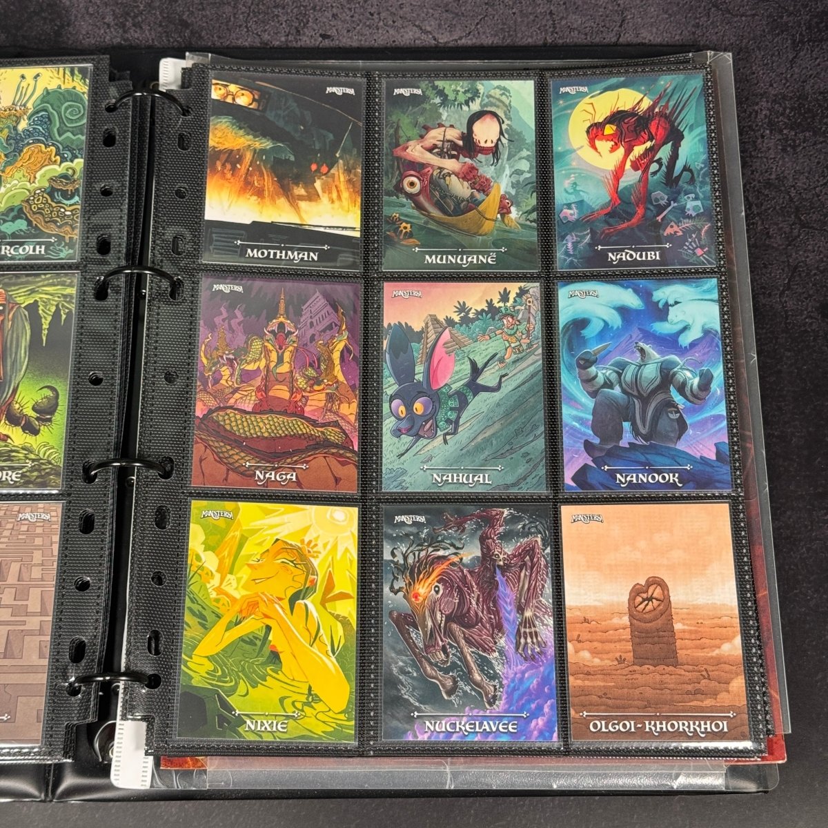 Monsters! – Set Completo + Promo Preorder + Promo Artbook + Autografo Dario Moccia (In Binder Ufficiale) | BraccoTCG