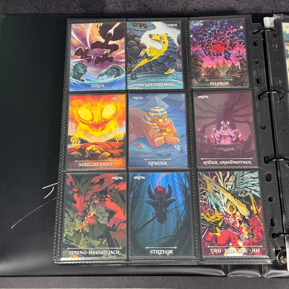 Monsters! – Set Completo + Promo Preorder + Promo Artbook + Autografo Dario Moccia (In Binder Ufficiale) | BraccoTCG