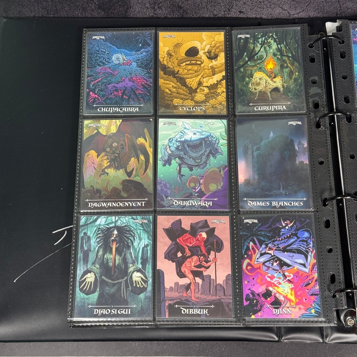 Monsters! – Set Completo + Promo Preorder + Promo Artbook + Autografo Dario Moccia (In Binder Ufficiale) | BraccoTCG