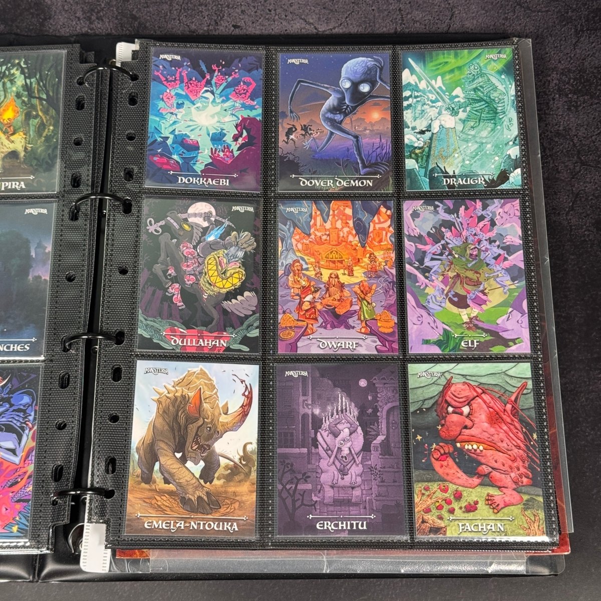Monsters! – Set Completo + Promo Preorder + Promo Artbook + Autografo Dario Moccia (In Binder Ufficiale) | BraccoTCG