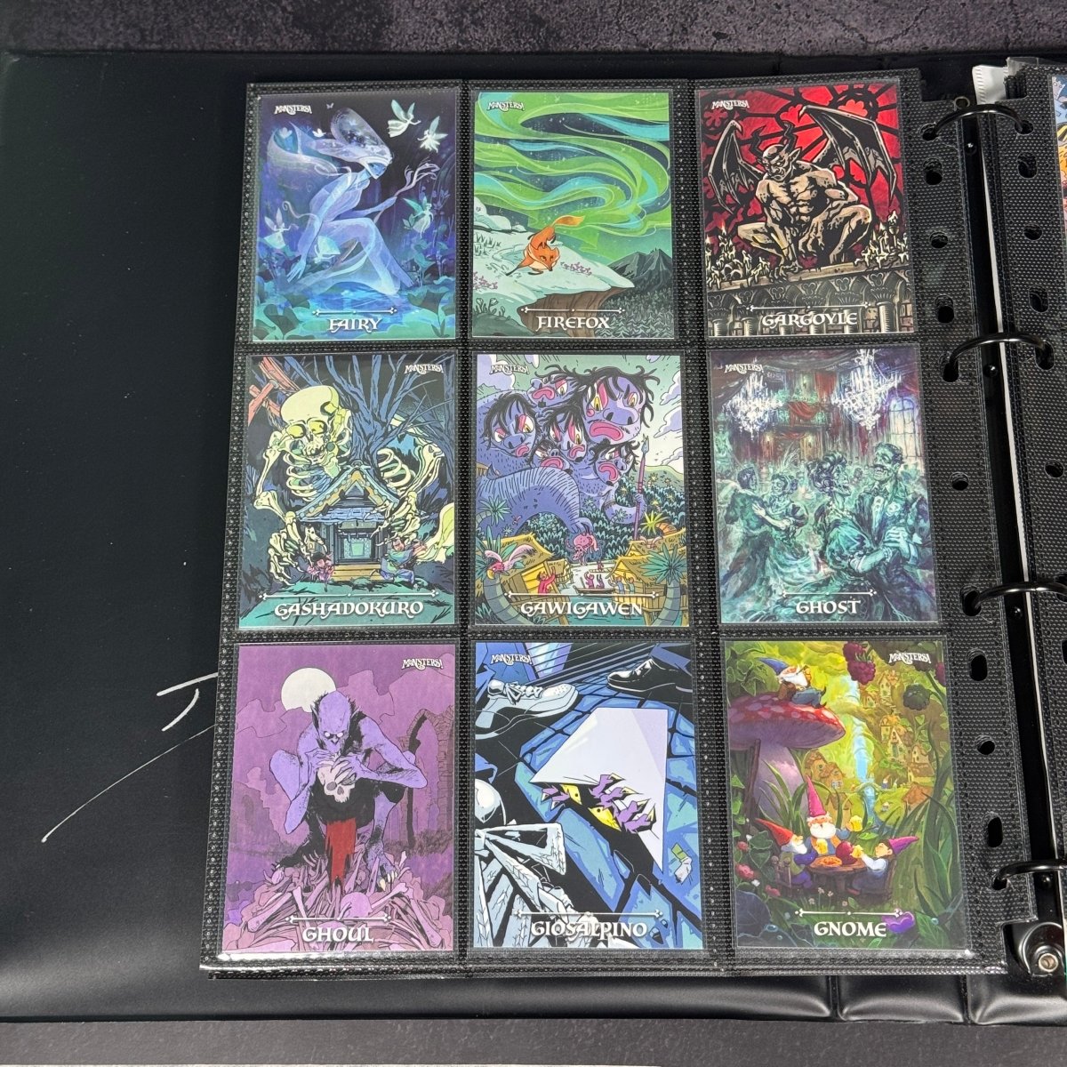 Monsters! – Set Completo + Promo Preorder + Promo Artbook + Autografo Dario Moccia (In Binder Ufficiale) | BraccoTCG