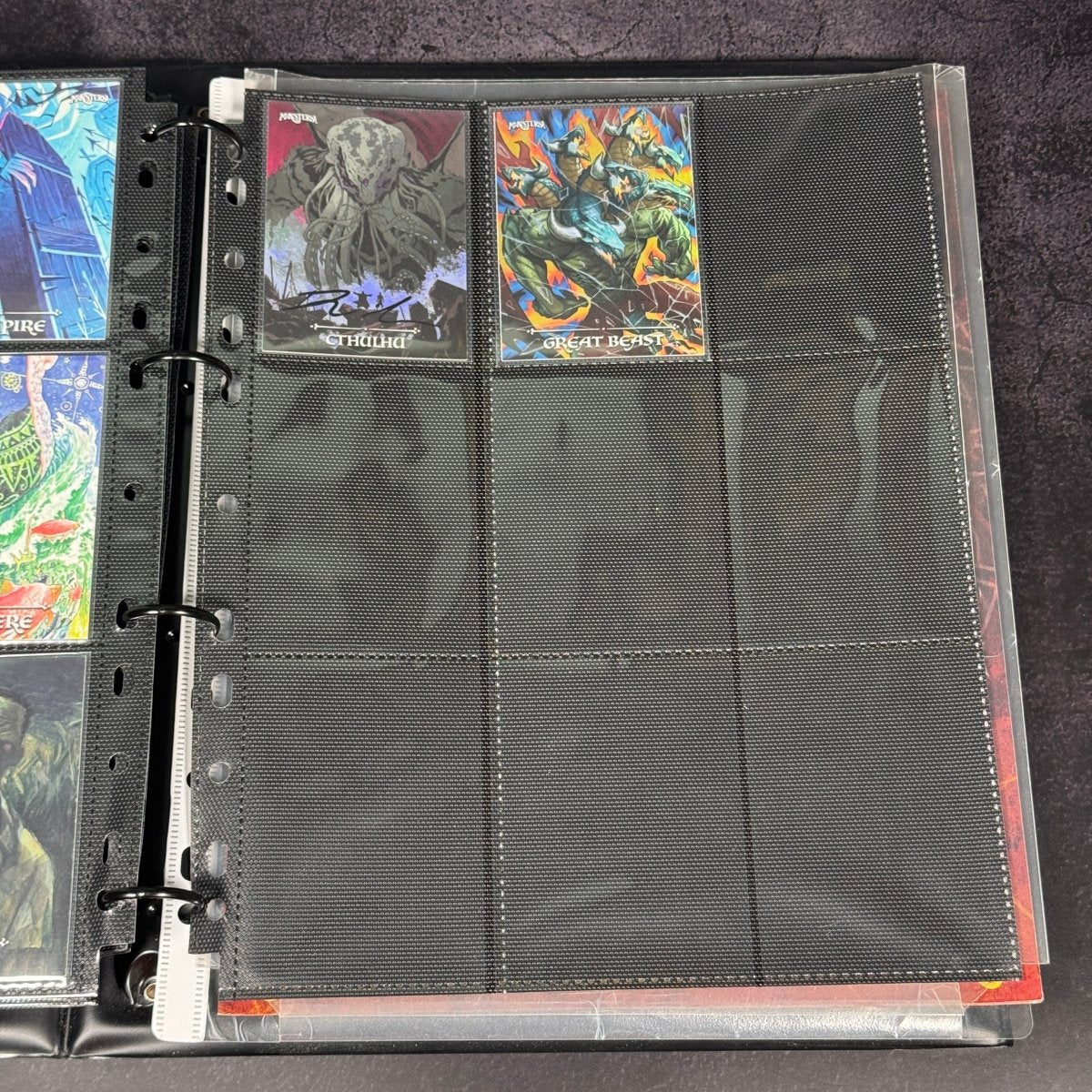Monsters! – Set Completo + Promo Preorder + Promo Artbook + Autografo Dario Moccia (In Binder Ufficiale) | BraccoTCG
