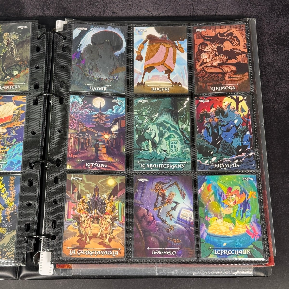 Monsters! – Set Completo + Promo Preorder + Promo Artbook + Autografo Dario Moccia (In Binder Ufficiale) | BraccoTCG