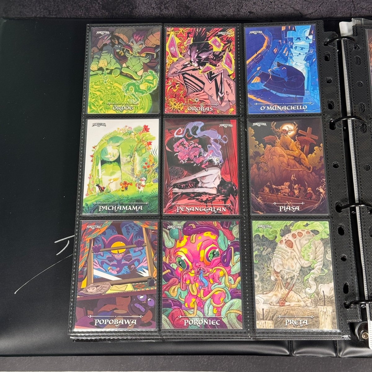 Monsters! – Set Completo + Promo Preorder + Promo Artbook + Autografo Dario Moccia (In Binder Ufficiale) | BraccoTCG