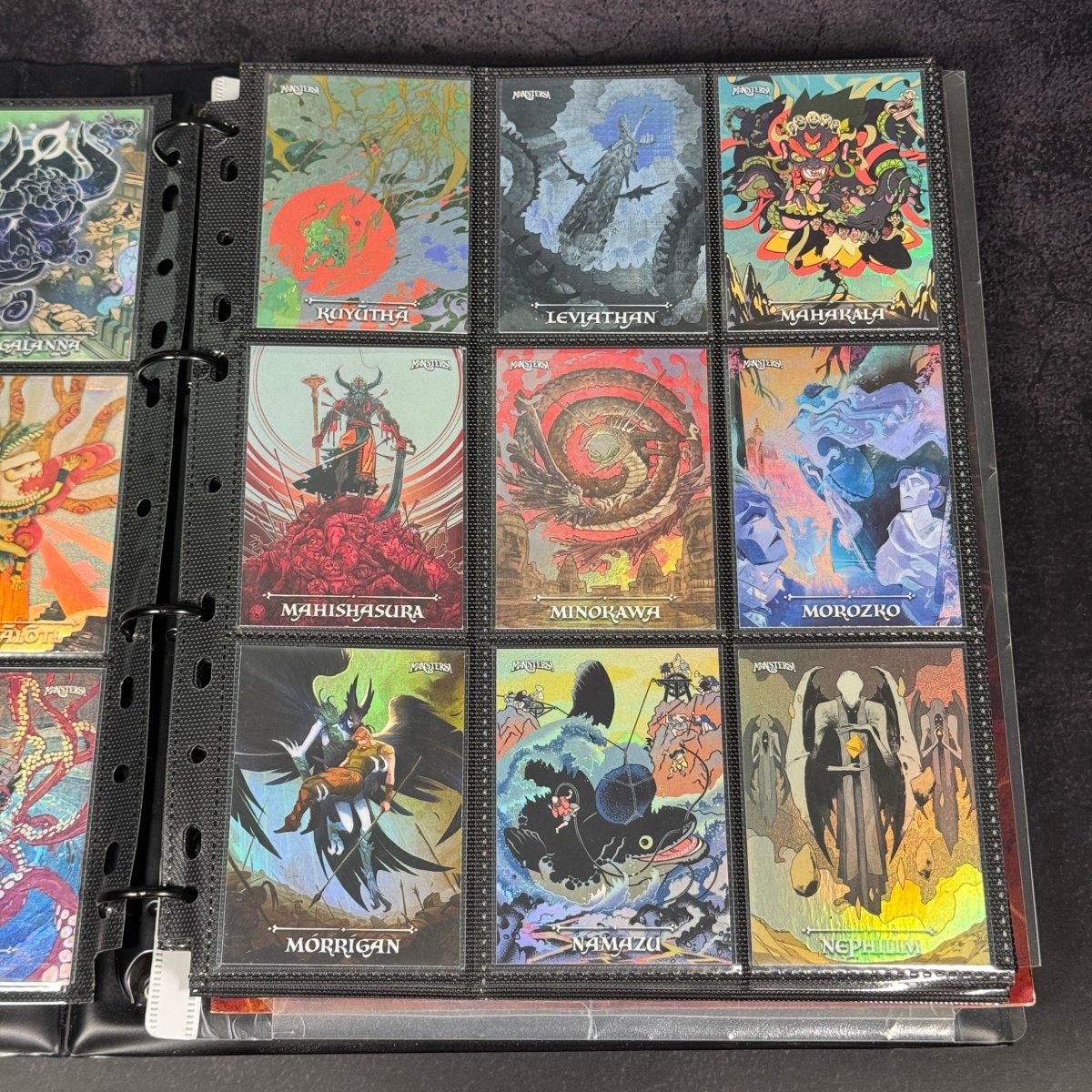 Monsters! – Set Completo + Promo Preorder + Promo Artbook + Autografo Dario Moccia (In Binder Ufficiale) | BraccoTCG