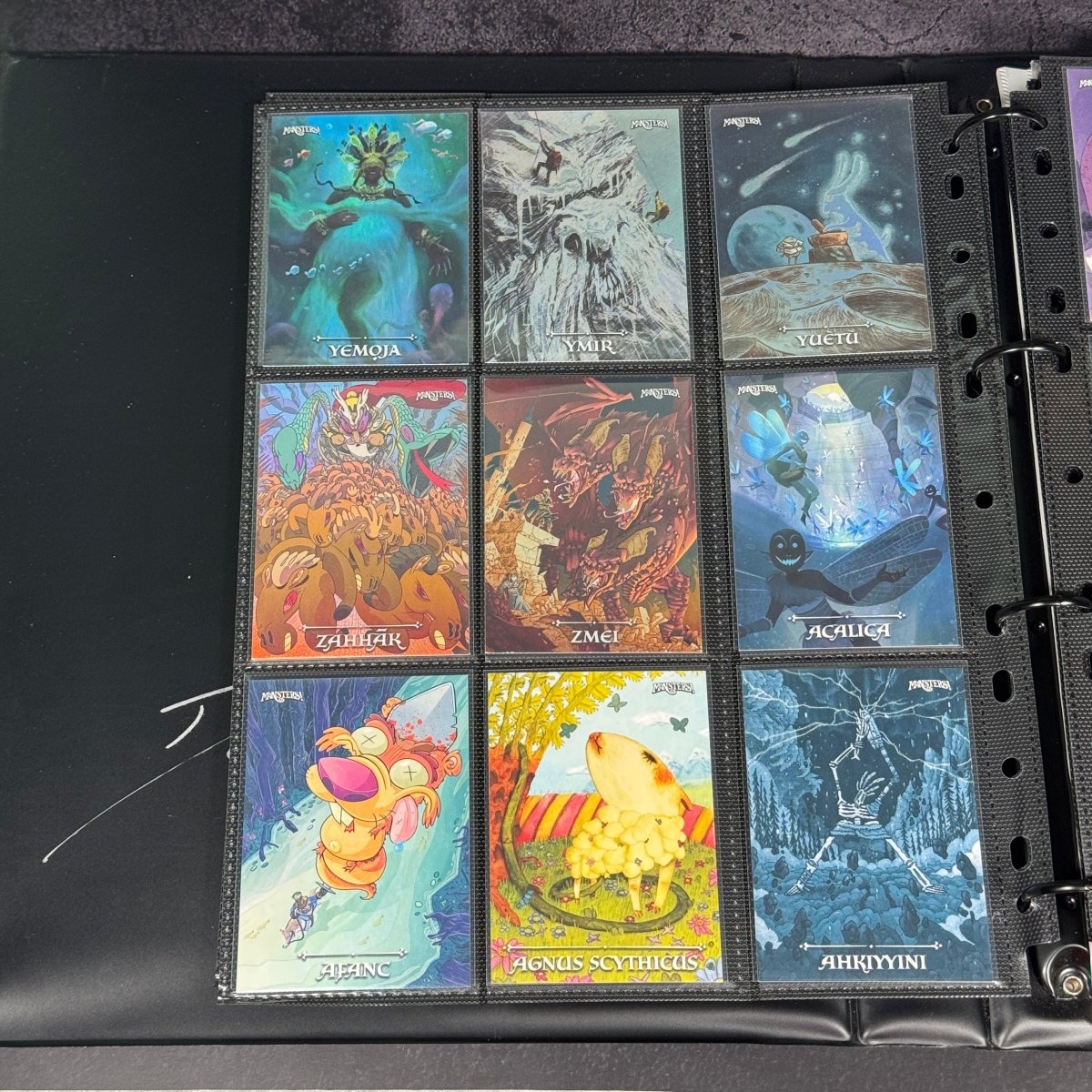 Monsters! – Set Completo + Promo Preorder + Promo Artbook + Autografo Dario Moccia (In Binder Ufficiale) | BraccoTCG