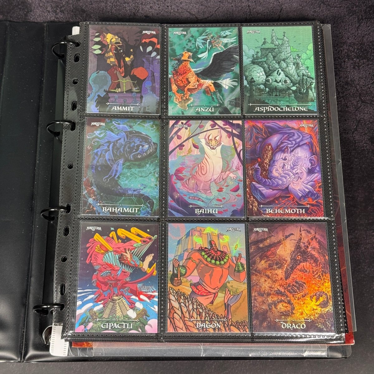 Monsters! – Set Completo + Promo Preorder + Promo Artbook + Autografo Dario Moccia (In Binder Ufficiale) | BraccoTCG