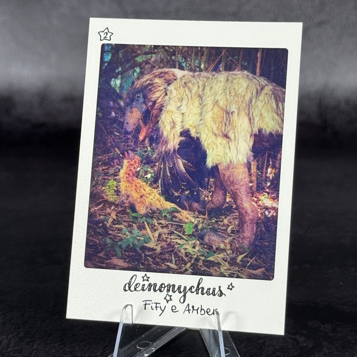 S2 | Deinonychus "Fify e Amber" by Mariaelena Mariotti | BraccoTCG