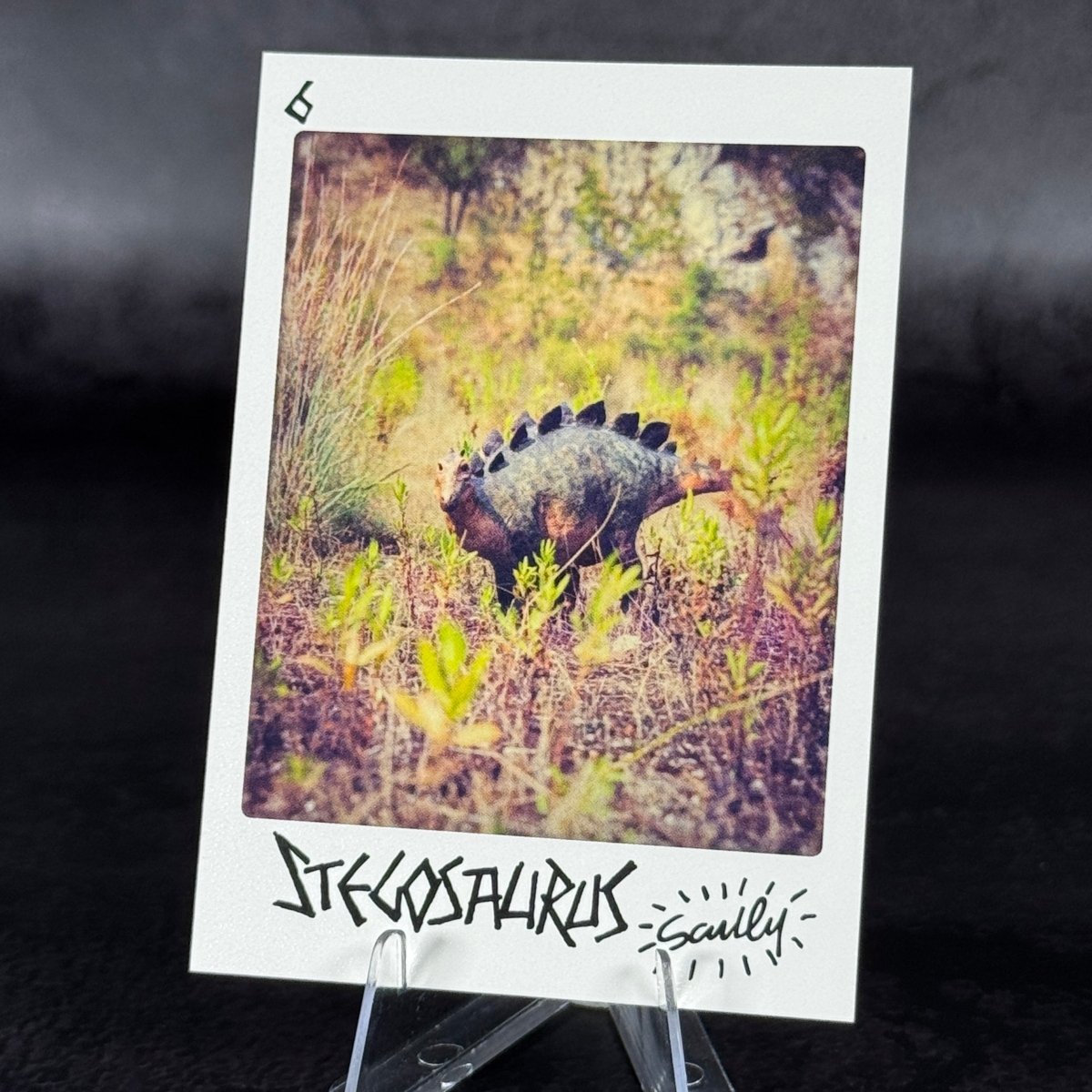 S6 | Stegosaurus "Scully" by Mariaelena Mariotti | BraccoTCG
